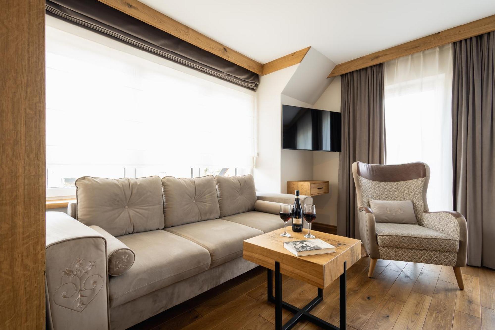 Merynos Apartahotel